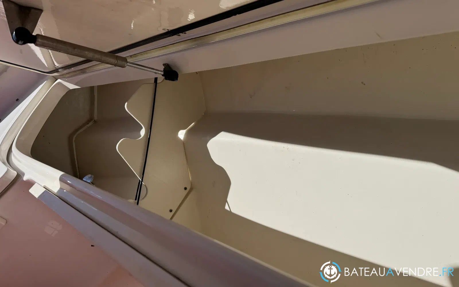 slider 16 Boston Whaler 320 Outrage
