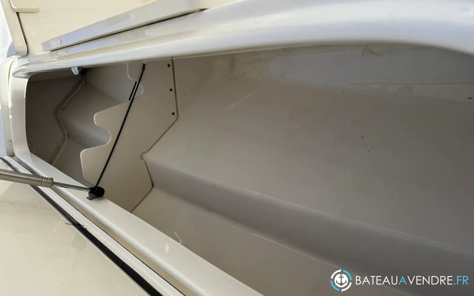 slider 17 Boston Whaler 320 Outrage