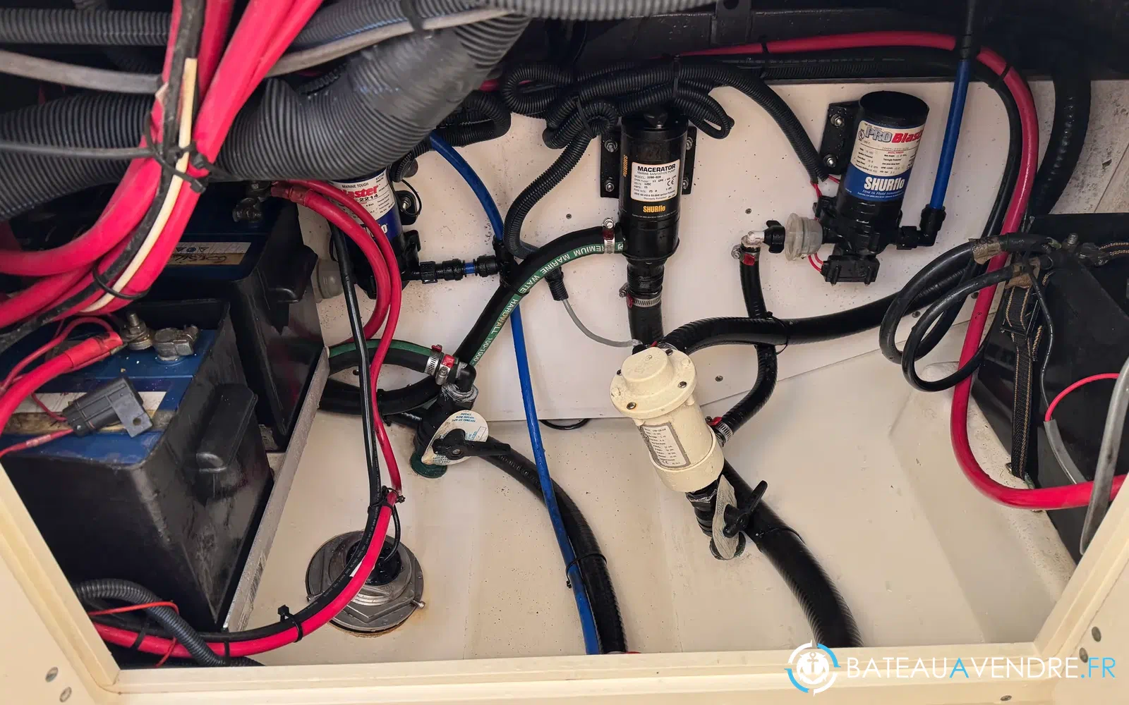 slider 24 Boston Whaler 320 Outrage