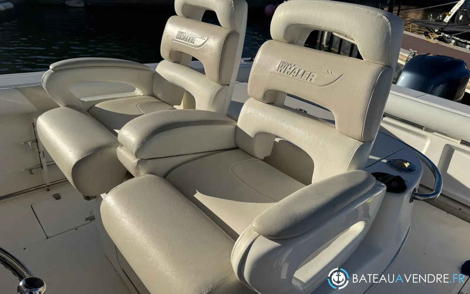 slider 6 Boston Whaler 320 Outrage