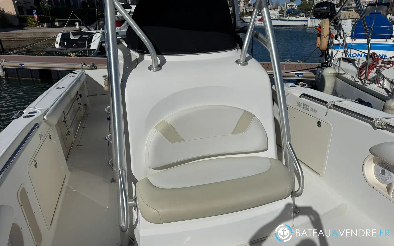 slider 7 Boston Whaler 320 Outrage