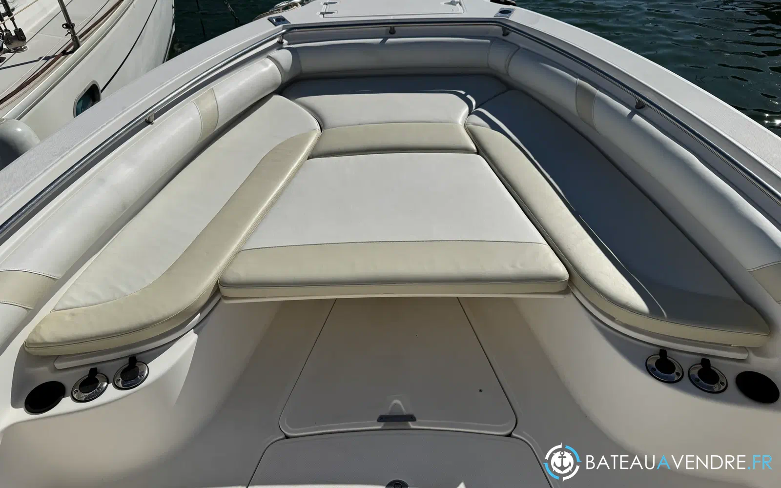 slider 8 Boston Whaler 320 Outrage