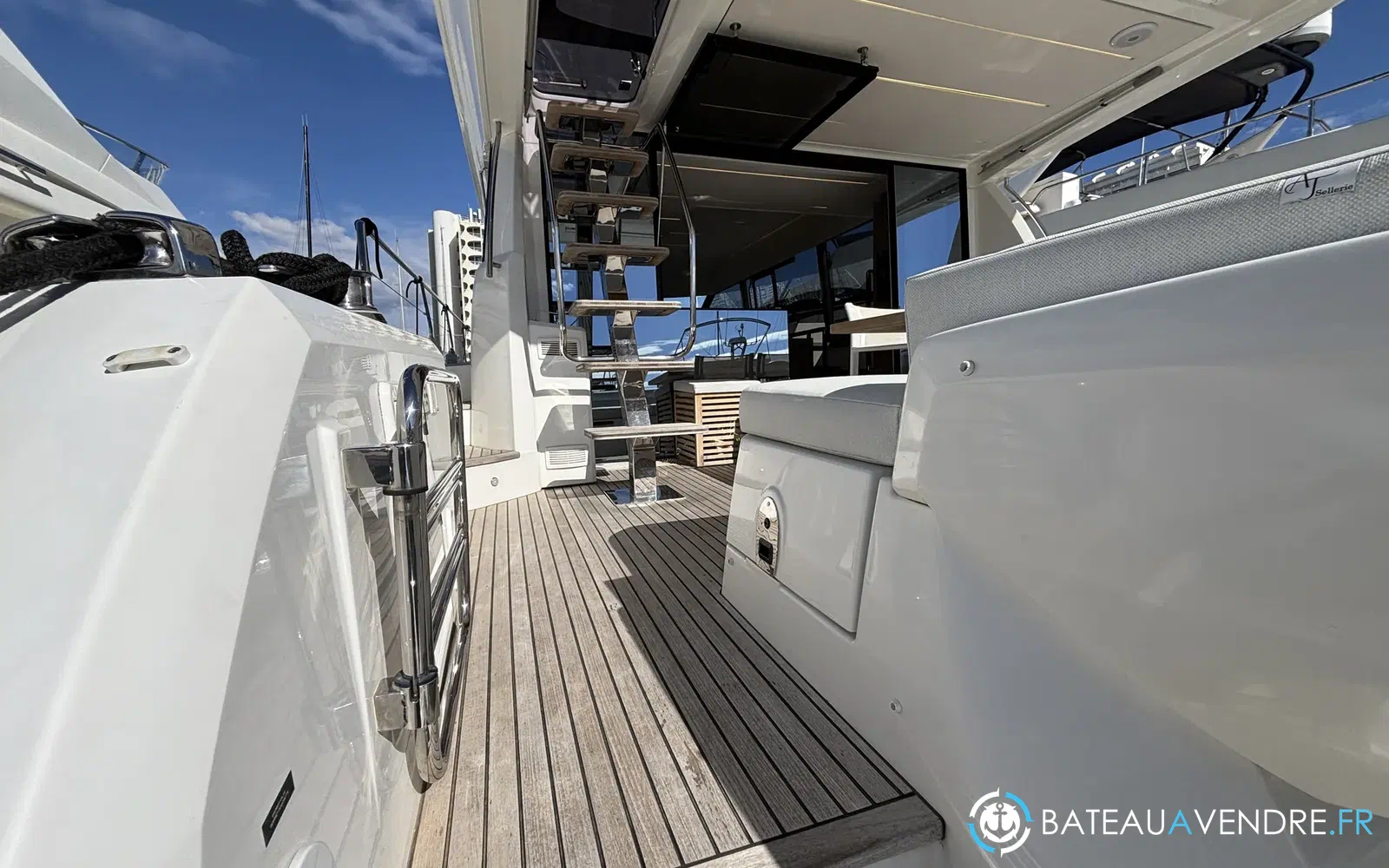 slider 18 Prestige Yachts 590 Fly