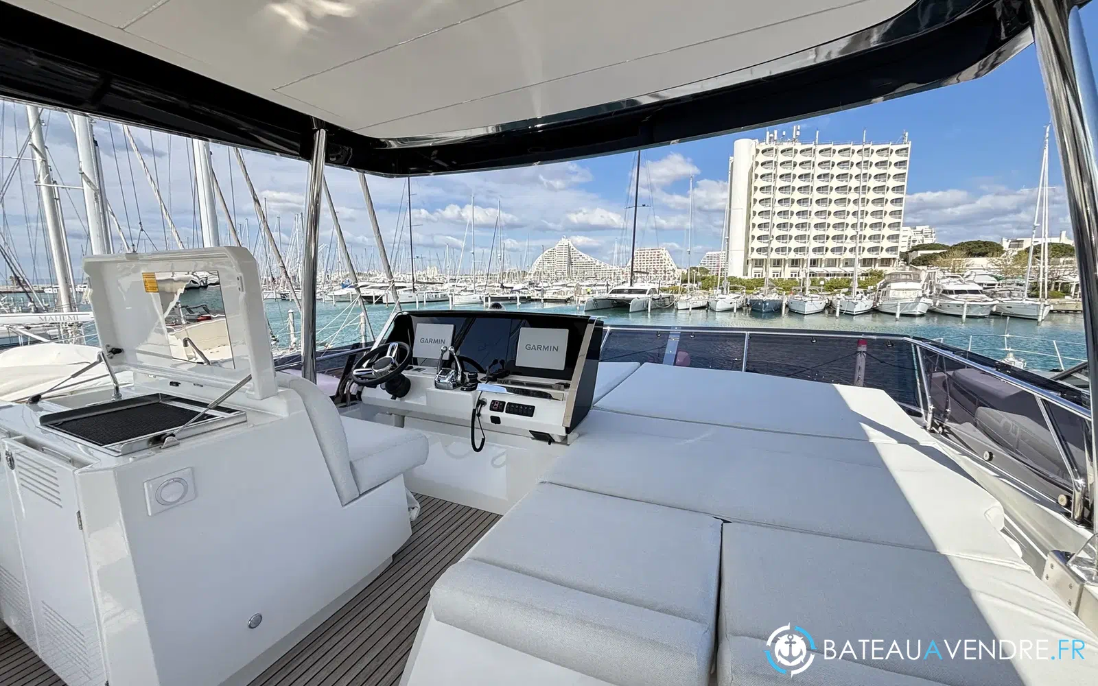 slider 22 Prestige Yachts 590 Fly
