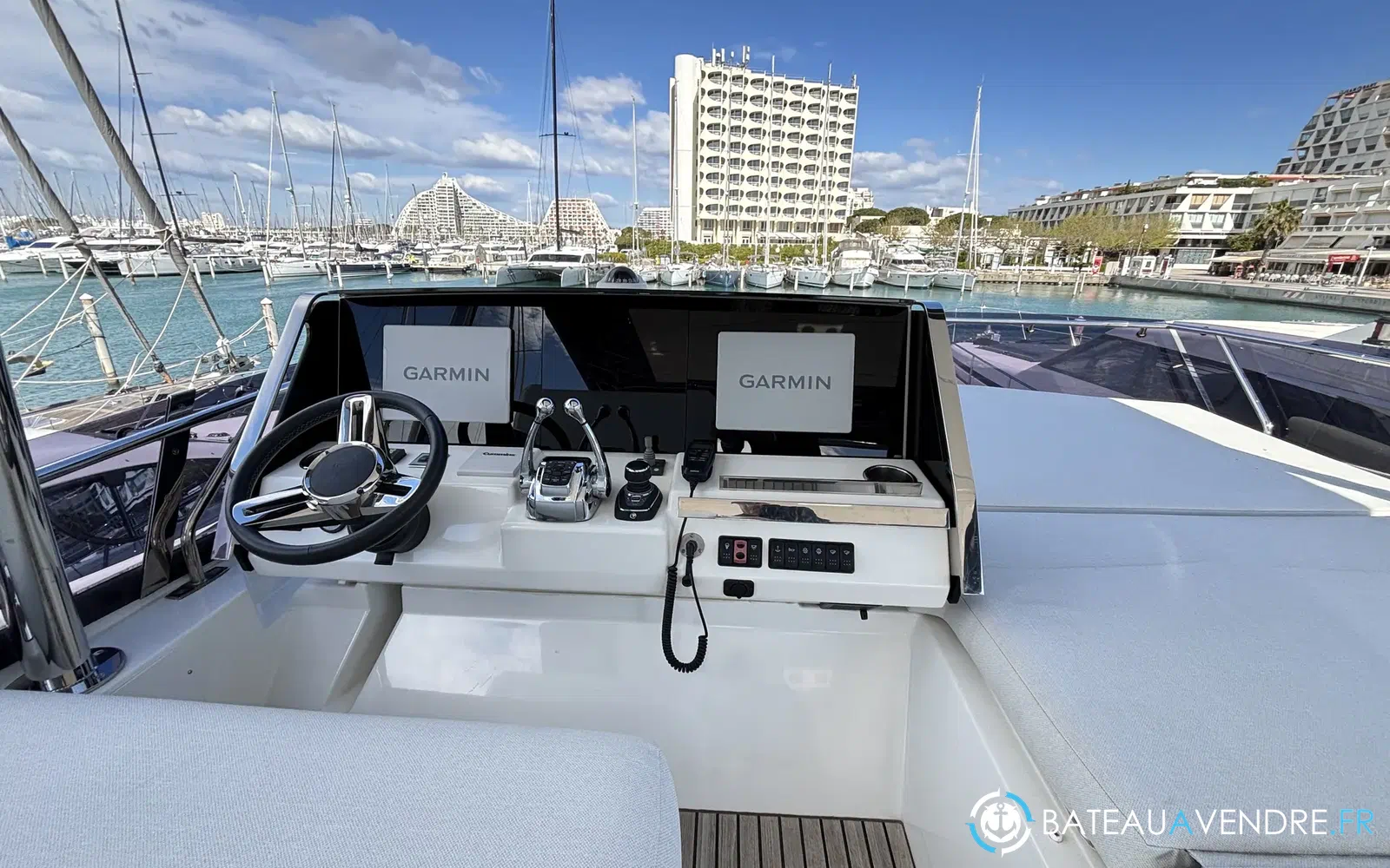 slider 24 Prestige Yachts 590 Fly