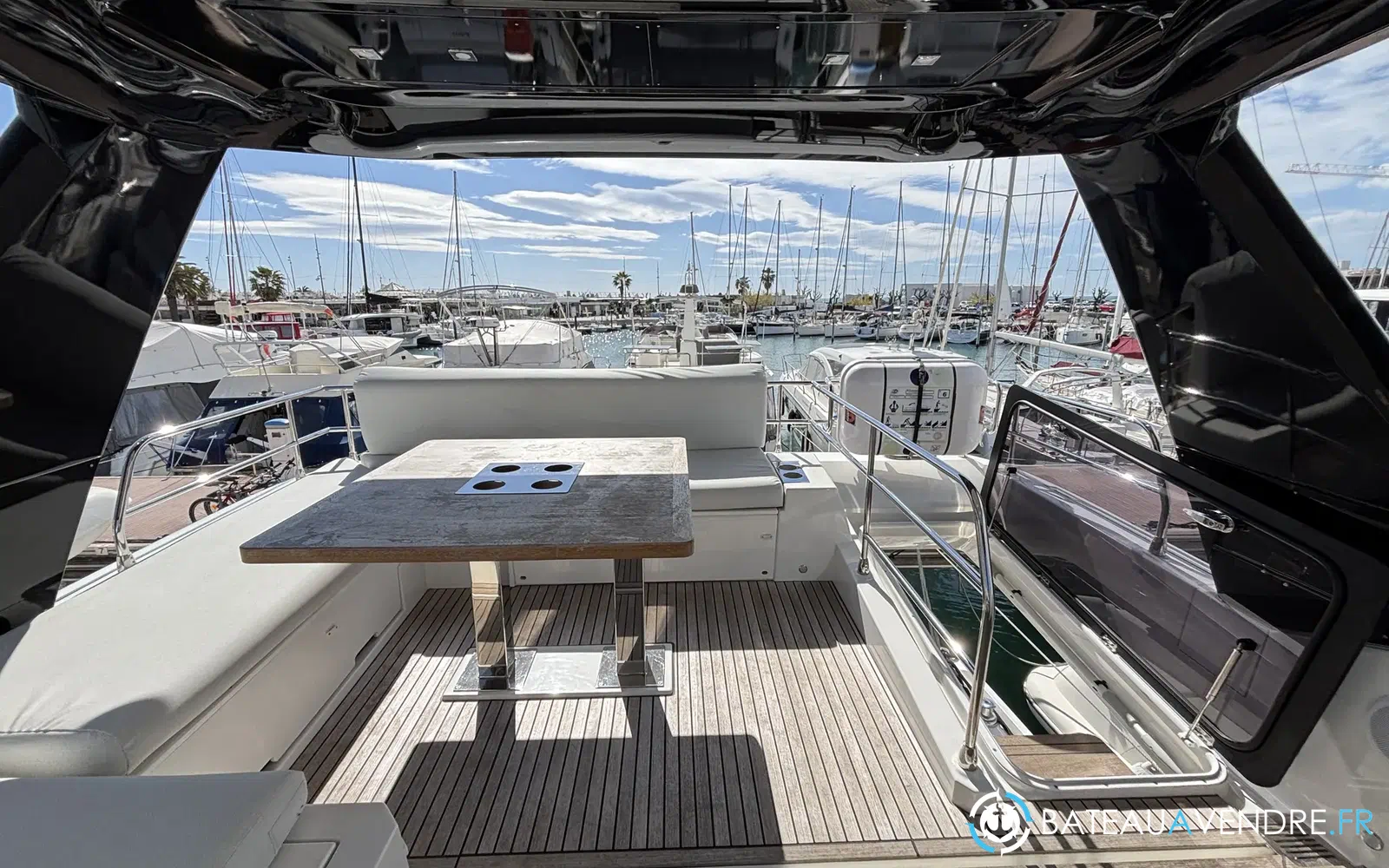 slider 25 Prestige Yachts 590 Fly