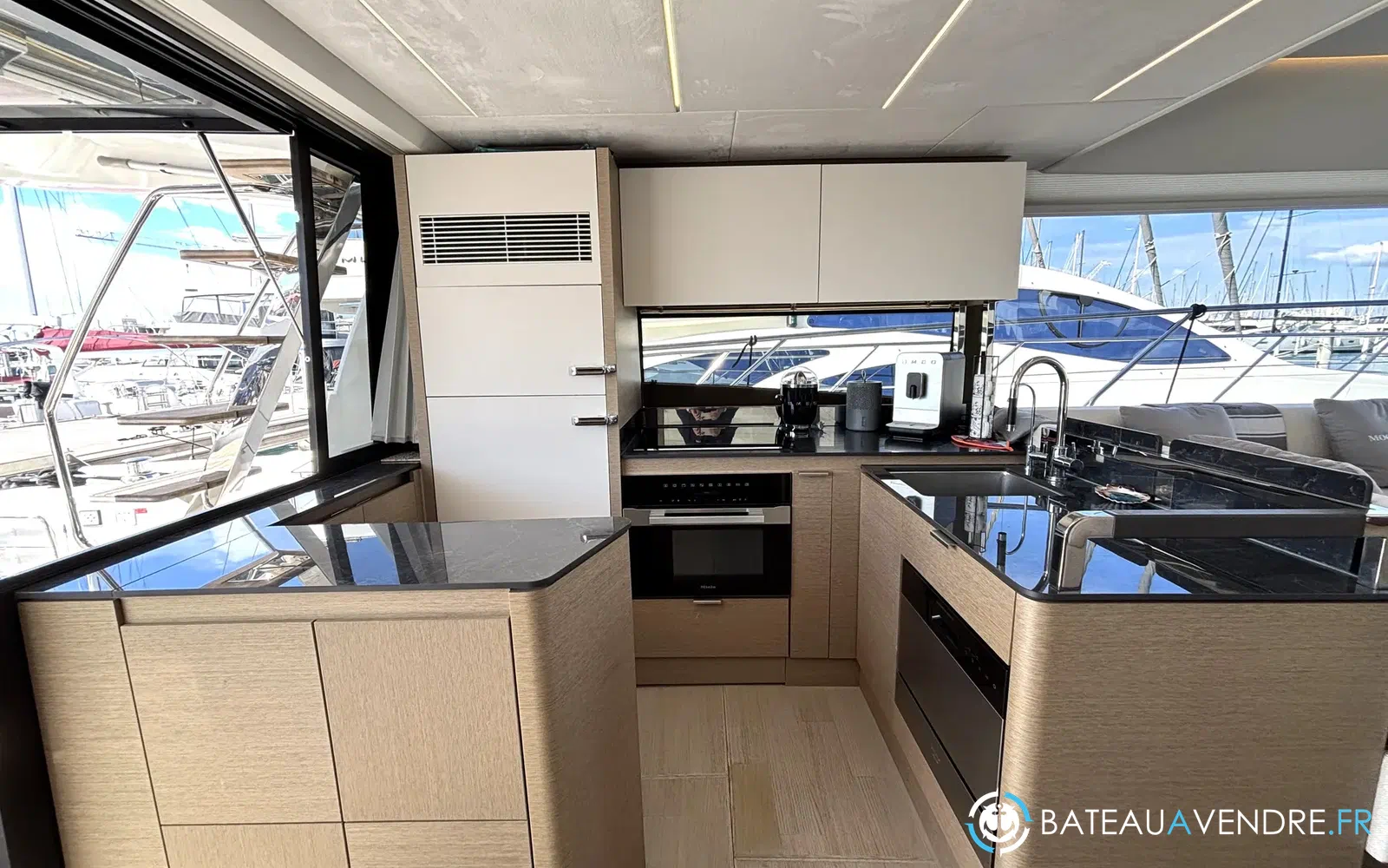 slider 8 Prestige Yachts 590 Fly