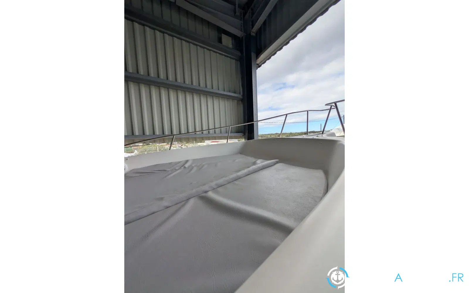 slider 2 Kelt White Shark 225