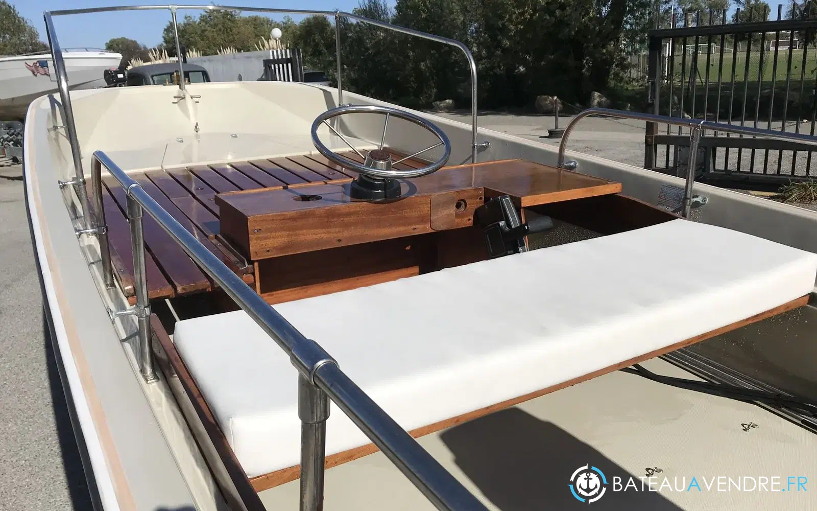 slider 8 Boston Whaler 17