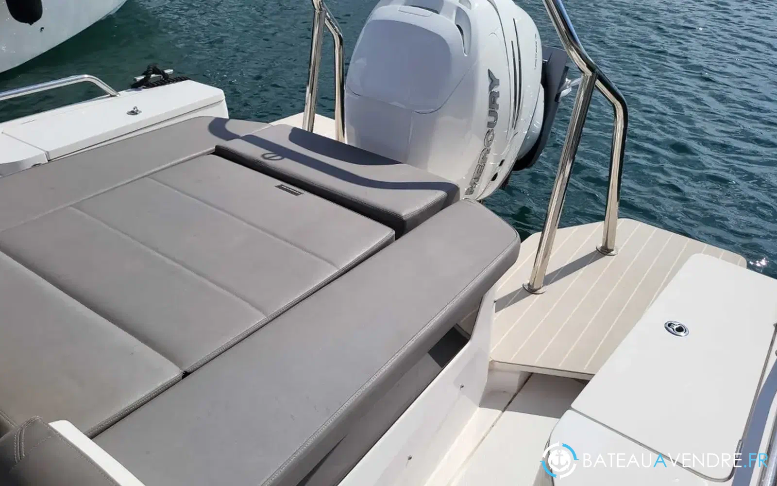 slider 10 Axopar 28 Open