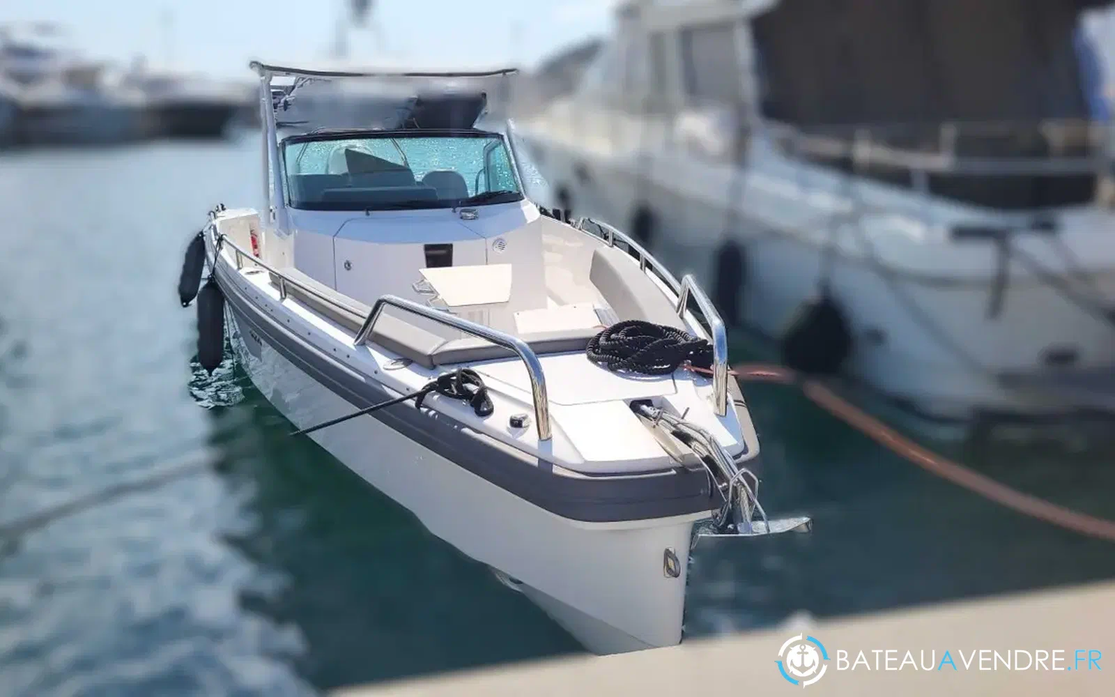 slider 5 Axopar 28 Open