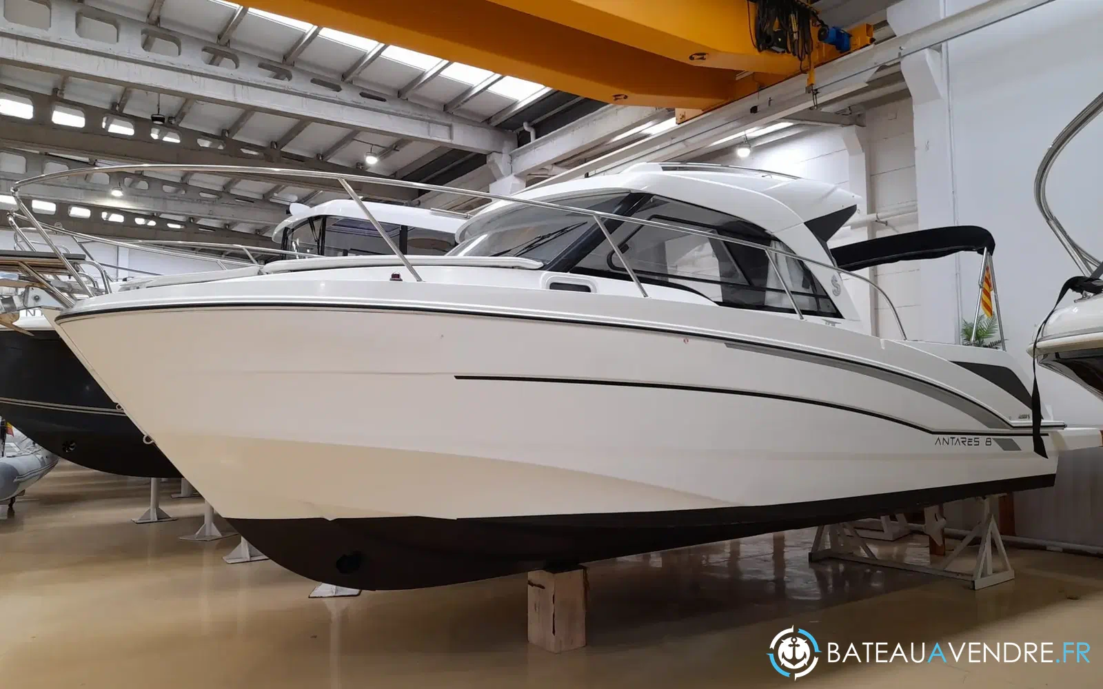 slider 1 Beneteau Antares 8