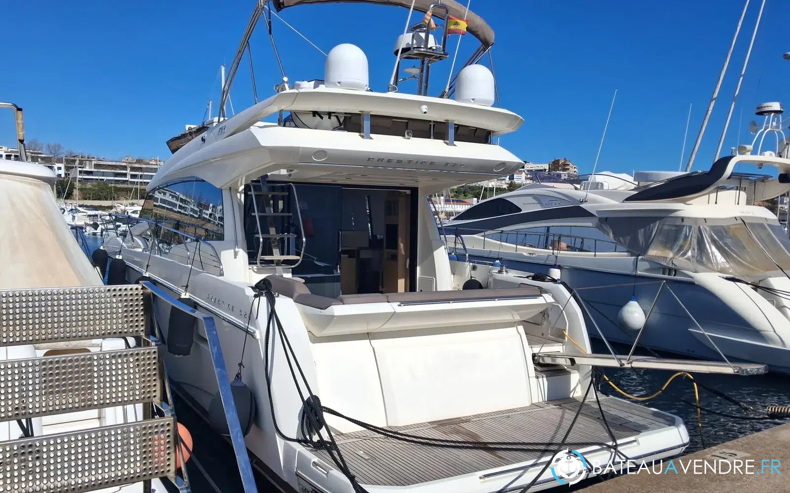slider 3 Prestige Yachts 520 Fly