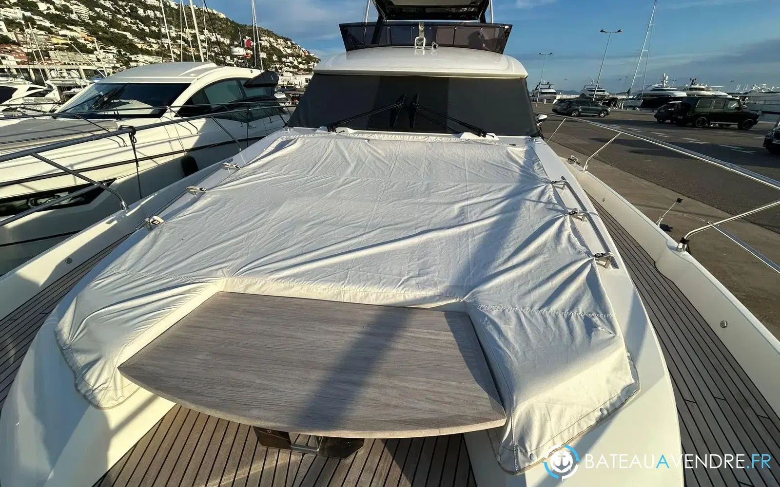 slider 10 Prestige Yachts 590 Fly