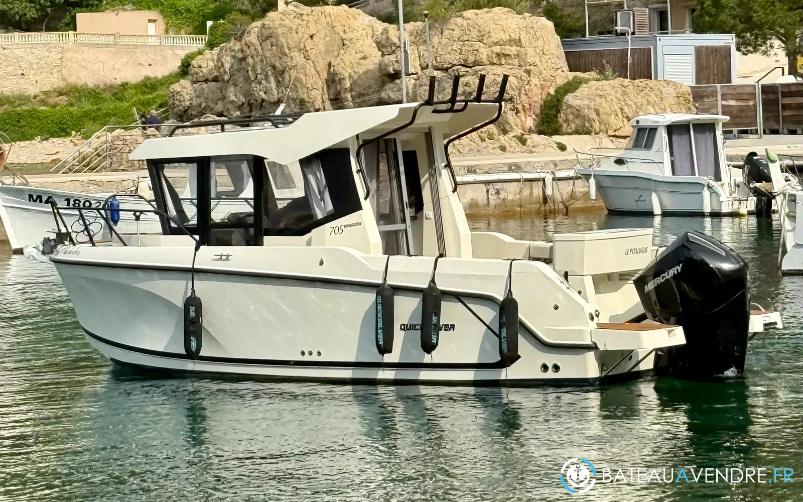 slider 0 Quicksilver Activ 705 Pilothouse