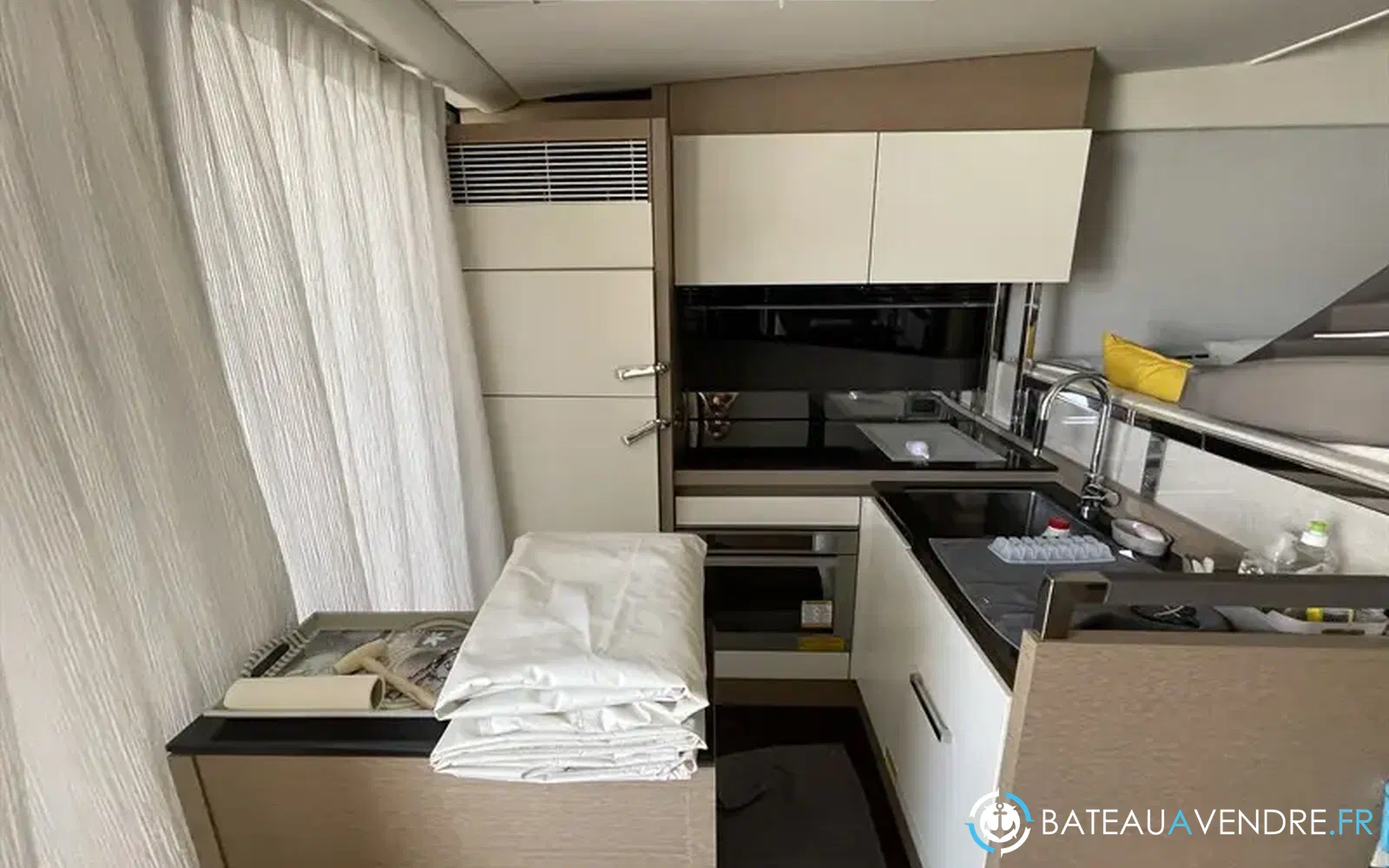 slider 9 Prestige Yachts 520 Fly