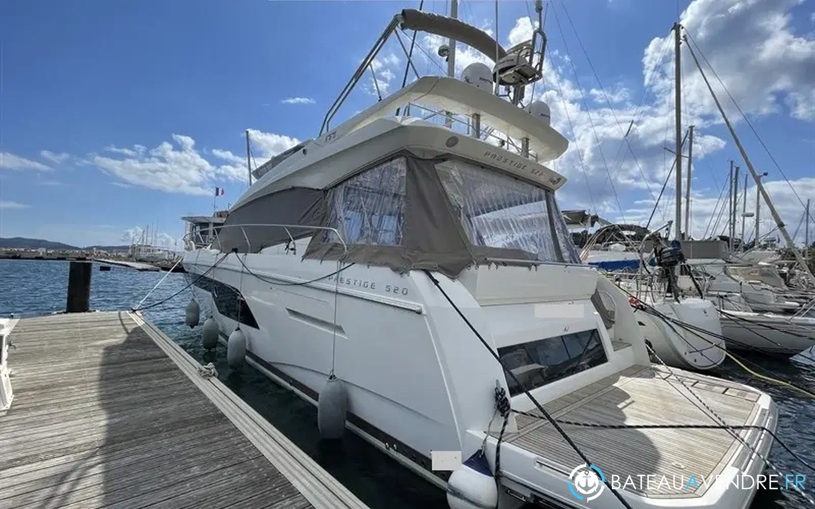 slider 1 Prestige Yachts 520 Fly