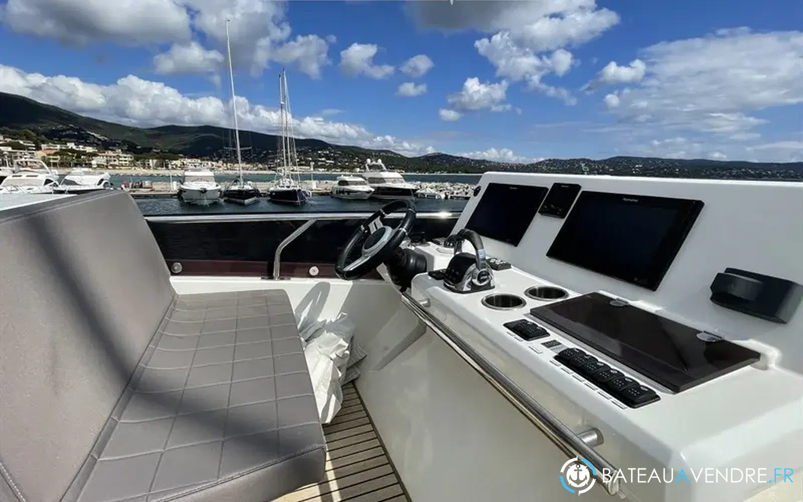 slider 2 Prestige Yachts 520 Fly