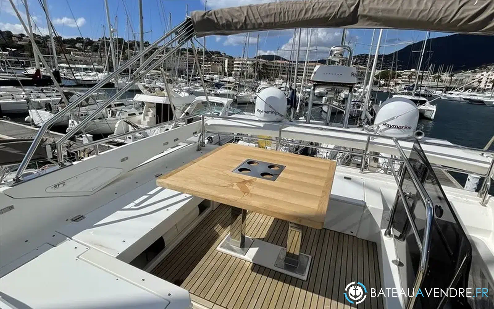 slider 3 Prestige Yachts 520 Fly