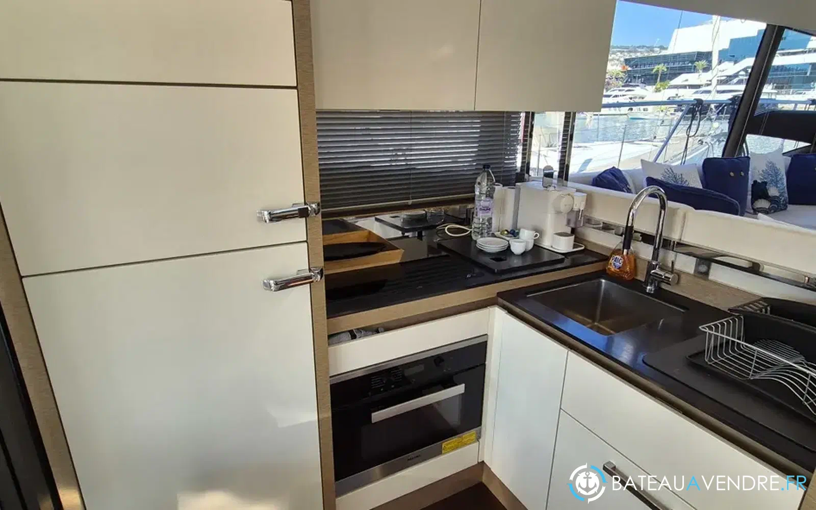 slider 10 Prestige Yachts 520 Fly