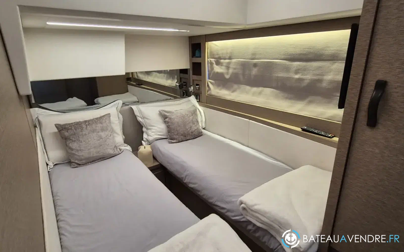 slider 16 Prestige Yachts 520 Fly