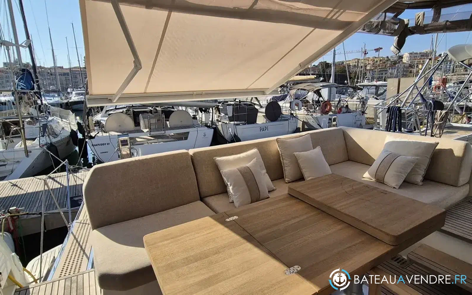 slider 1 Prestige Yachts 520 Fly