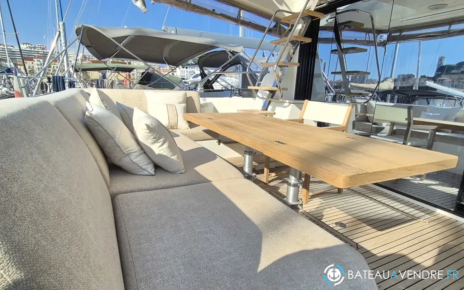 slider 3 Prestige Yachts 520 Fly
