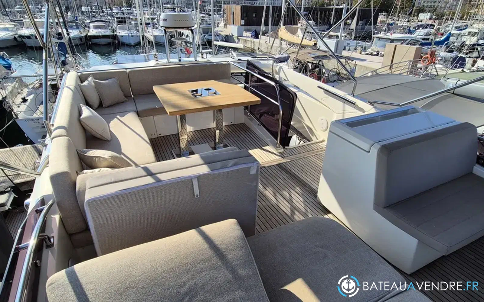 slider 5 Prestige Yachts 520 Fly