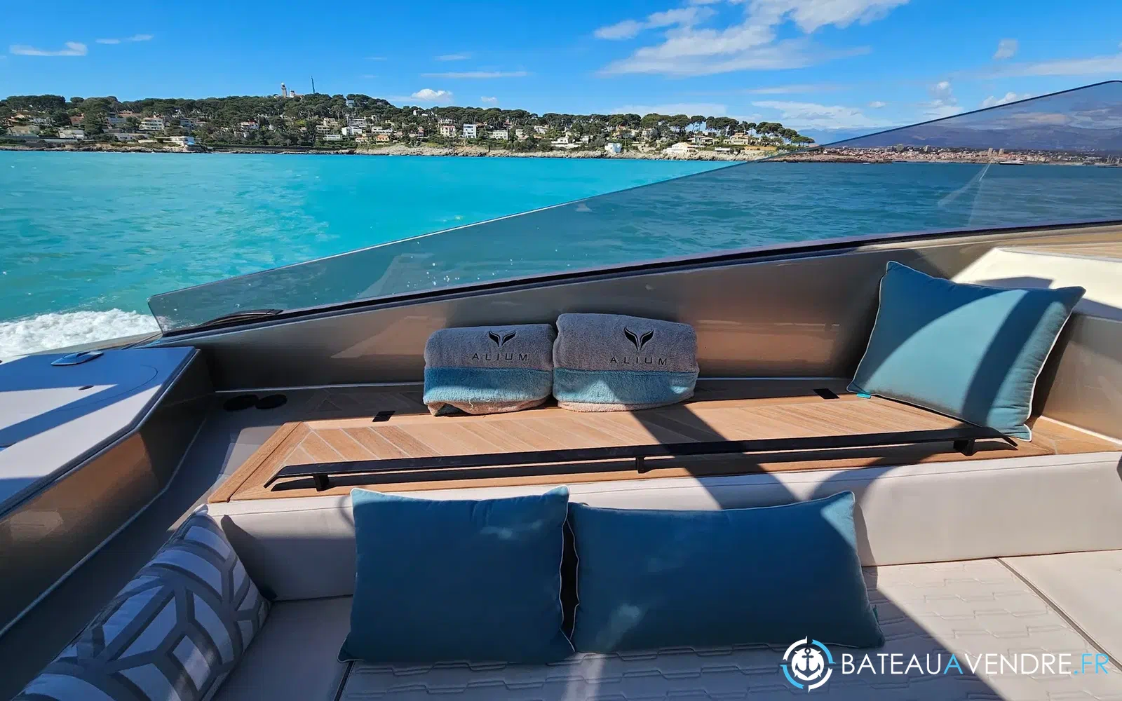 slider 15 Alium Yacht 42 T-Top