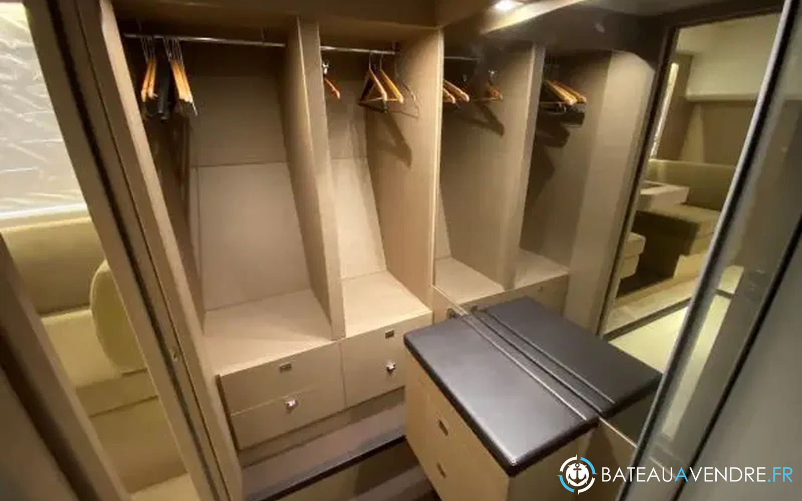 slider 6 Prestige Yachts 560 Fly