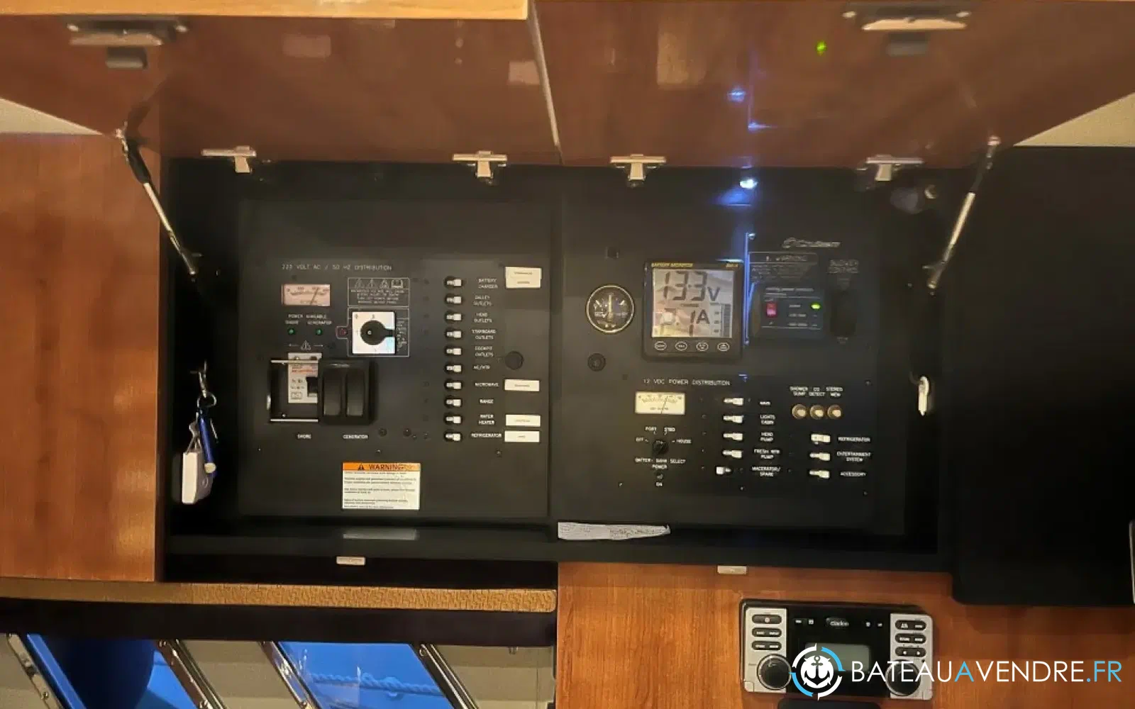 slider 20 Cruisers Yachts 330 Express