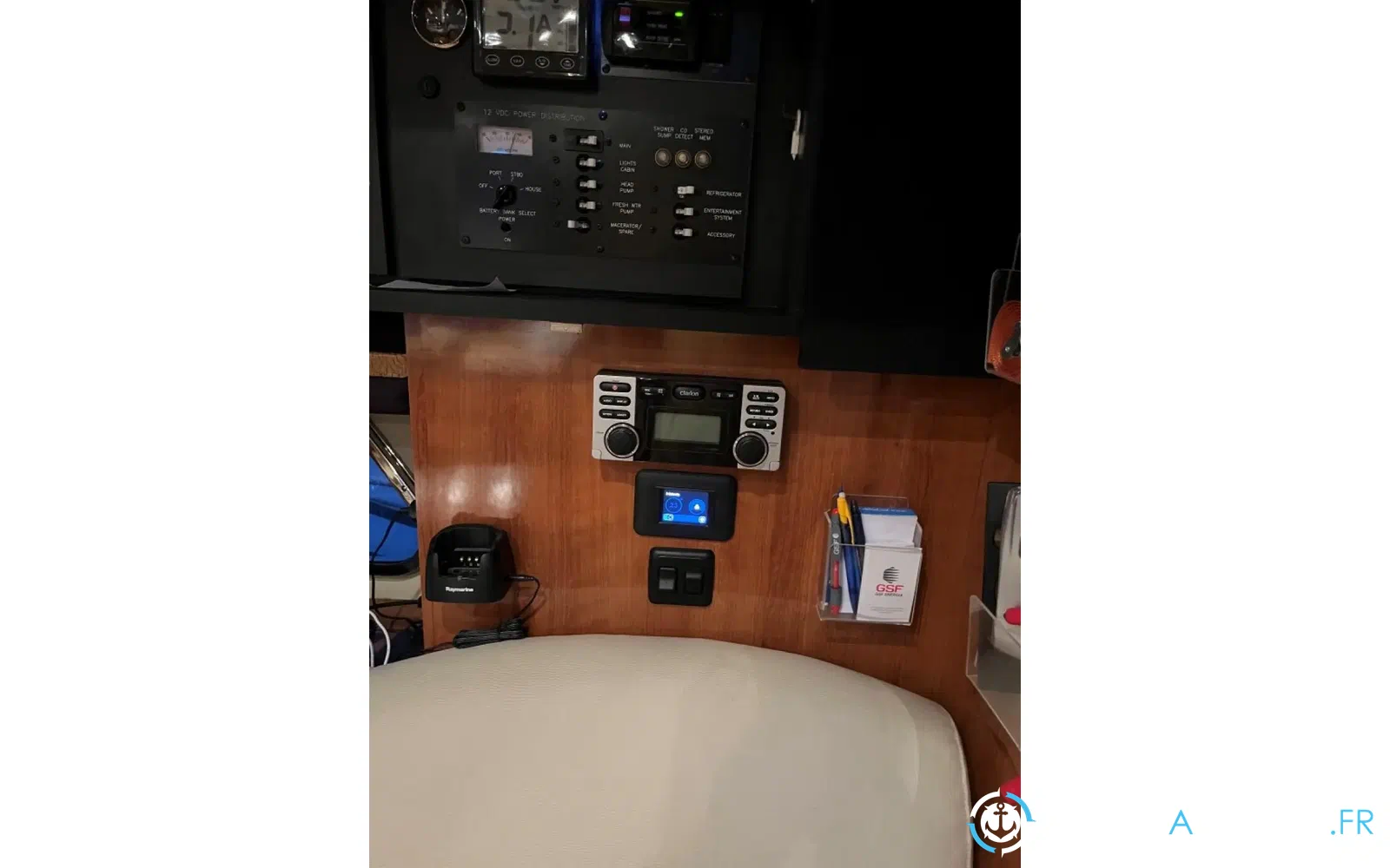 slider 21 Cruisers Yachts 330 Express
