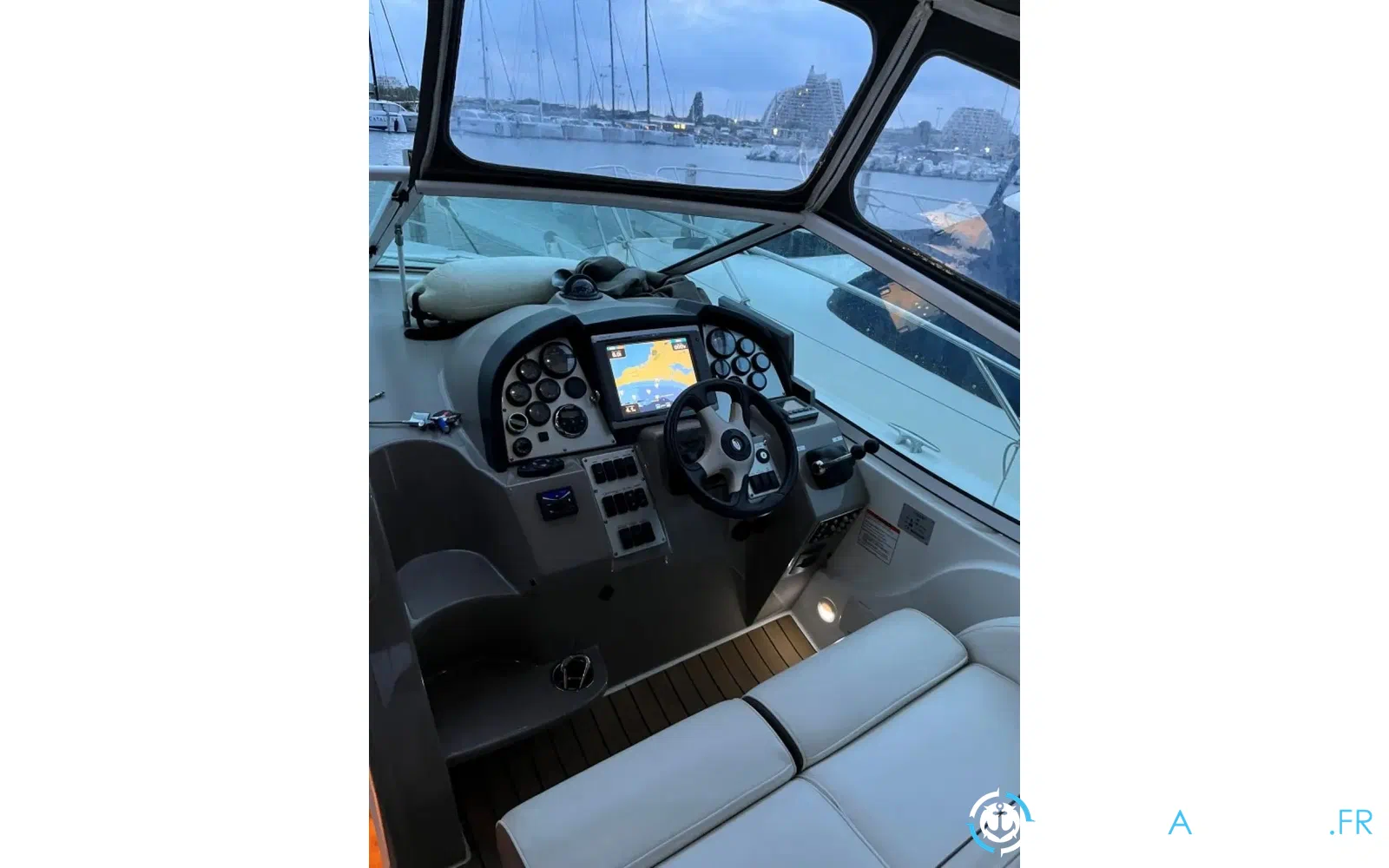 slider 3 Cruisers Yachts 330 Express