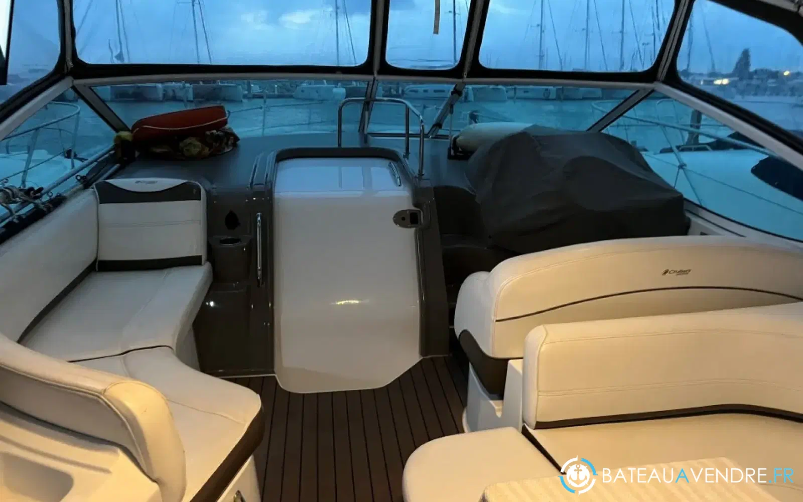 slider 25 Cruisers Yachts 330 Express