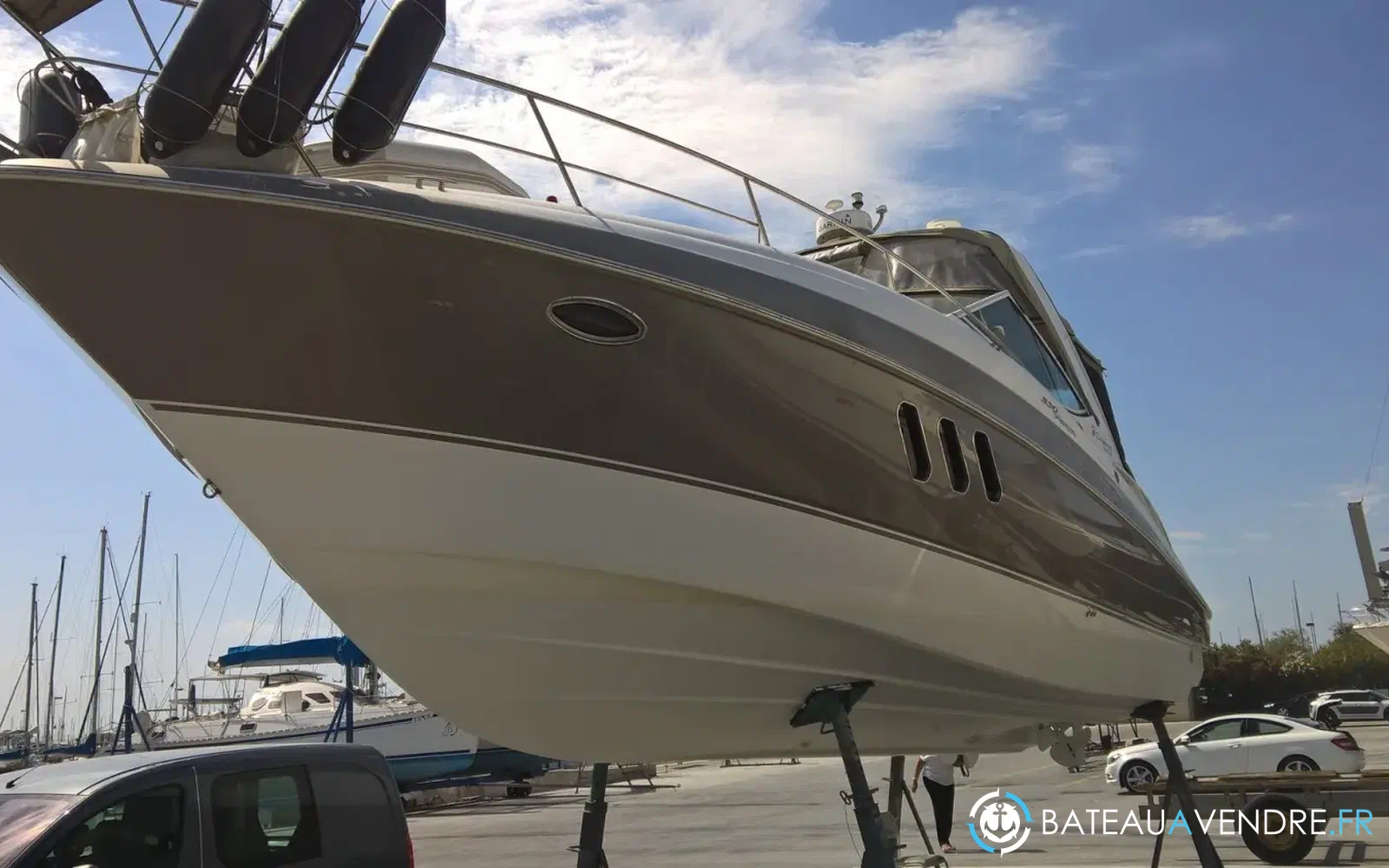 slider 5 Cruisers Yachts 330 Express