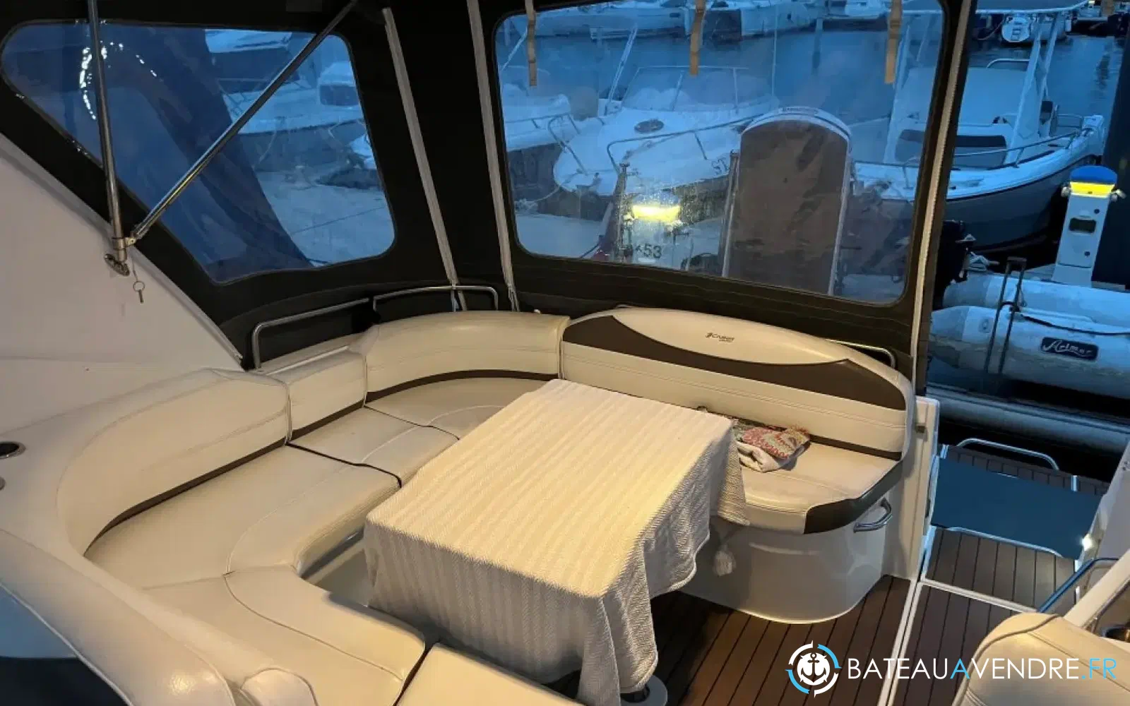 slider 8 Cruisers Yachts 330 Express
