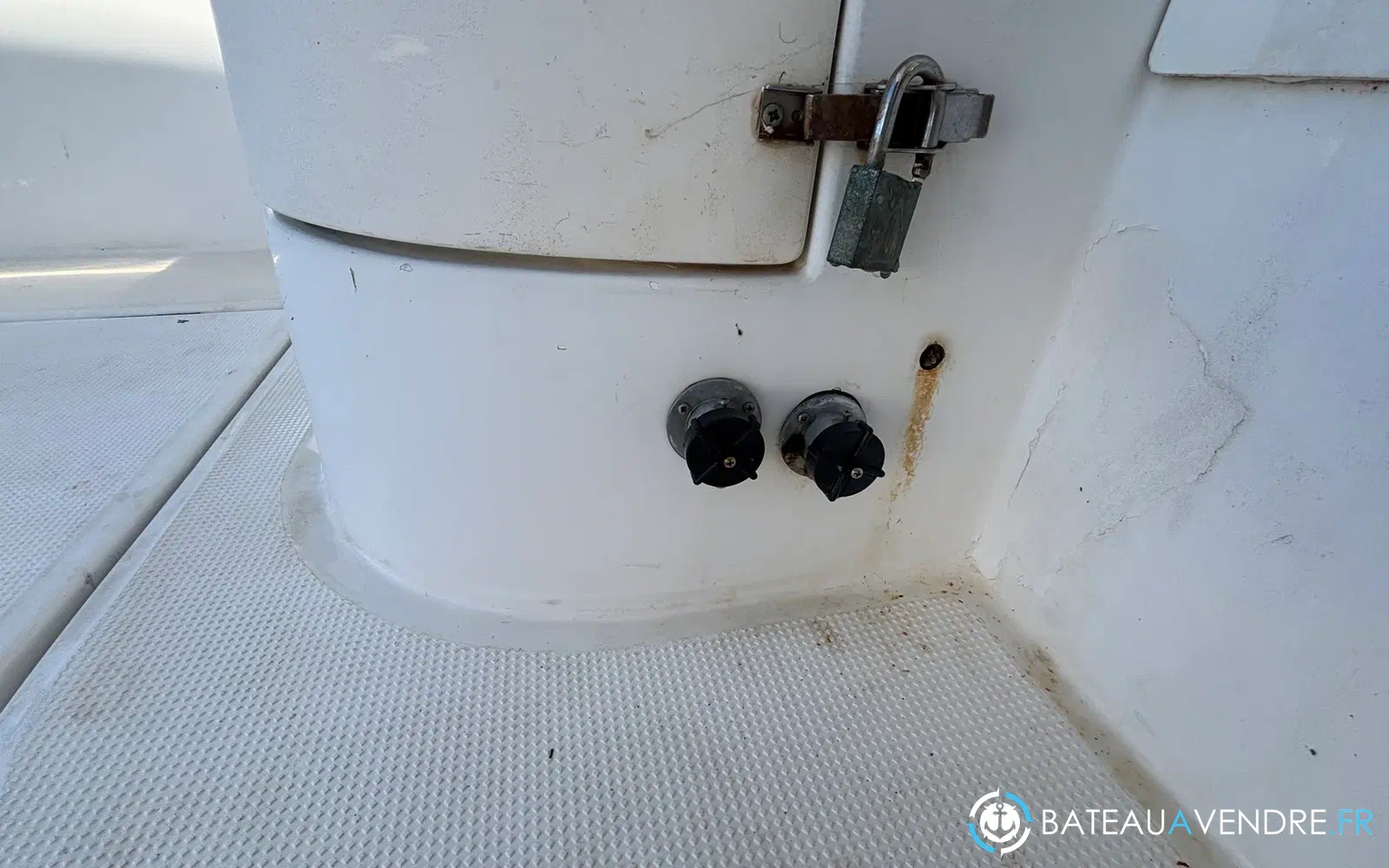 slider 12 Uniquest Marine Navistar 31