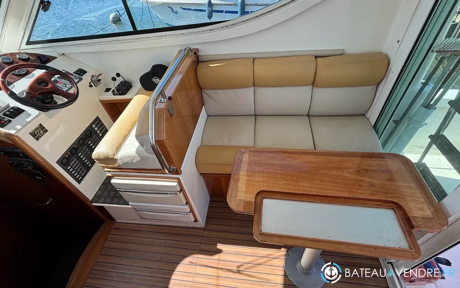 slider 18 Uniquest Marine Navistar 31