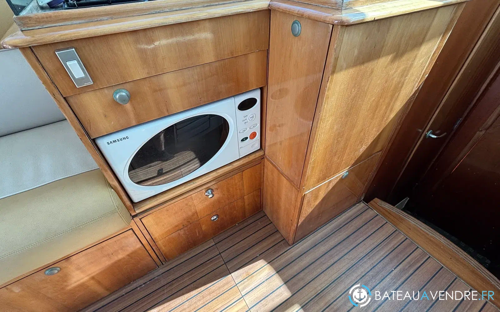 slider 21 Uniquest Marine Navistar 31
