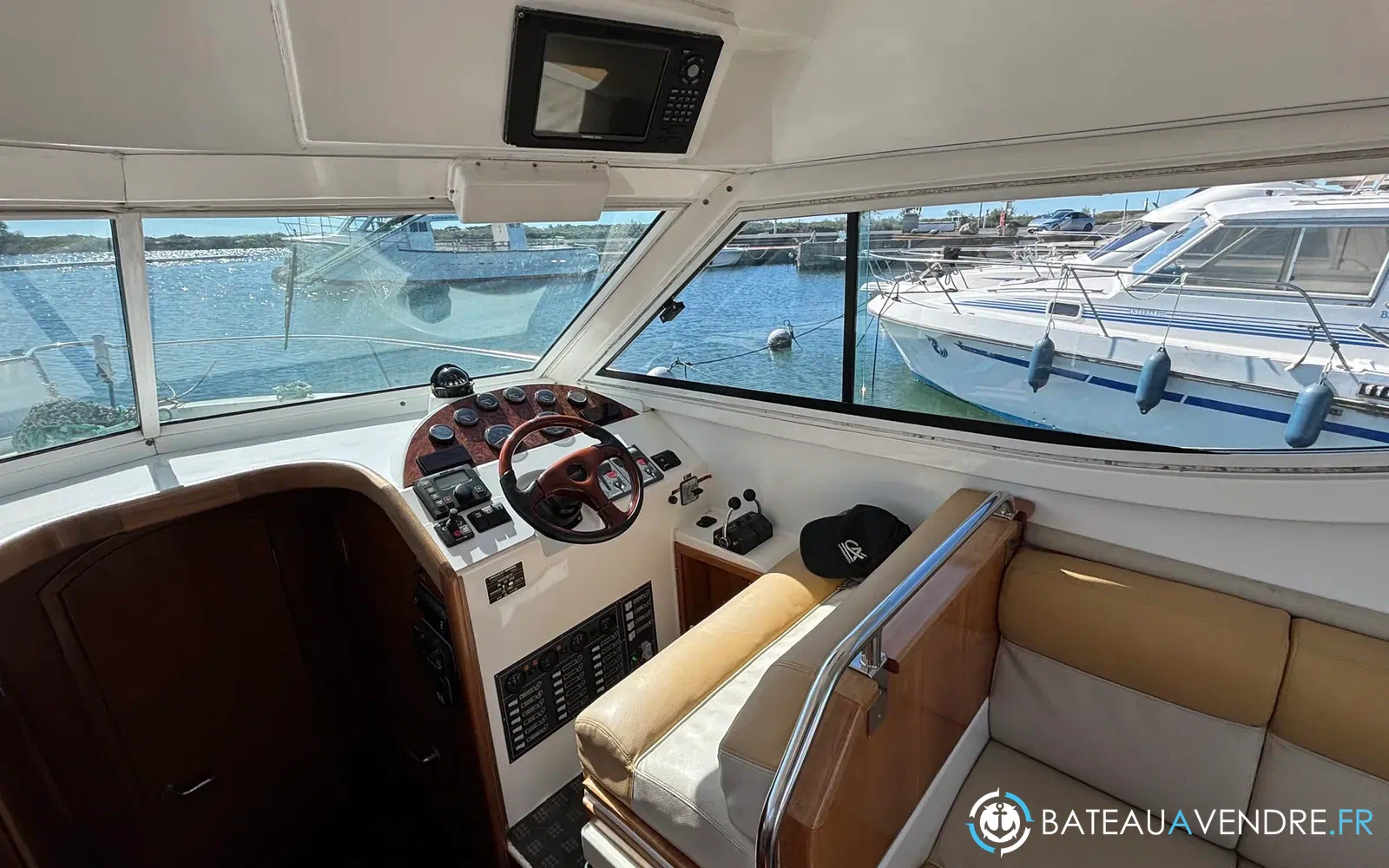 slider 23 Uniquest Marine Navistar 31