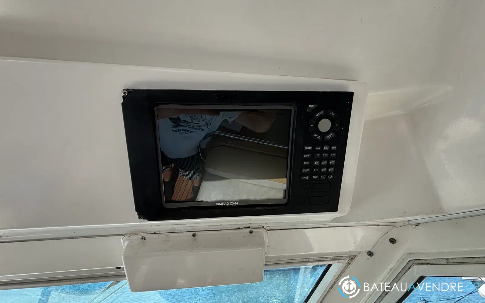 slider 24 Uniquest Marine Navistar 31