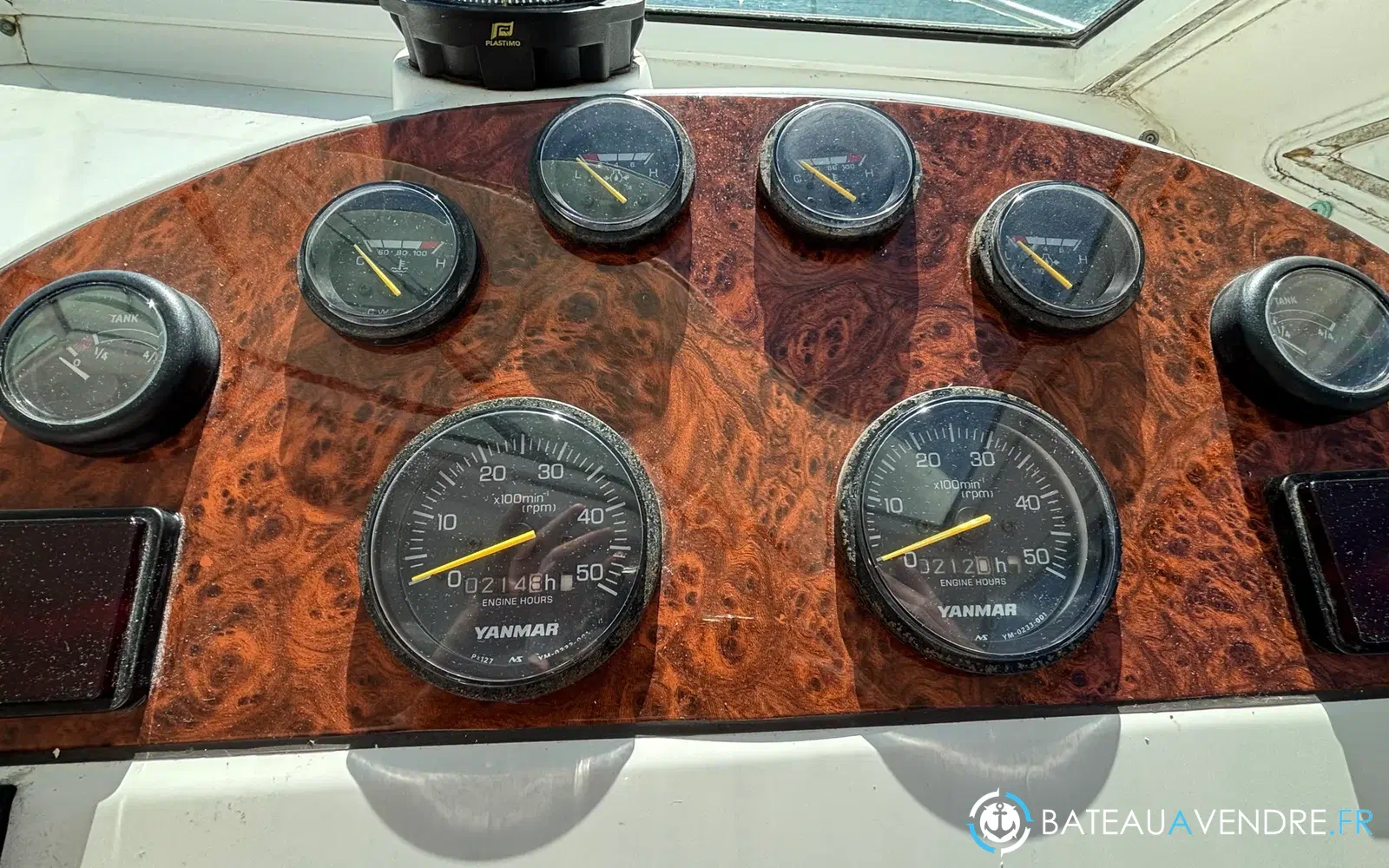 slider 26 Uniquest Marine Navistar 31