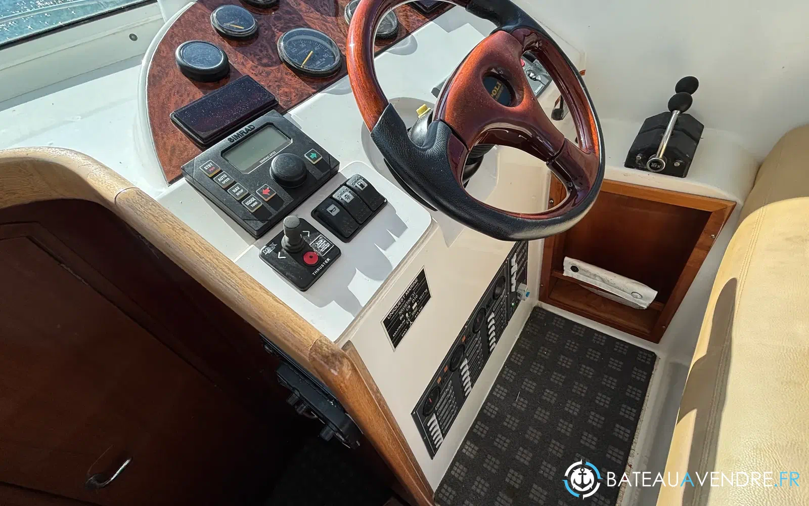 slider 27 Uniquest Marine Navistar 31