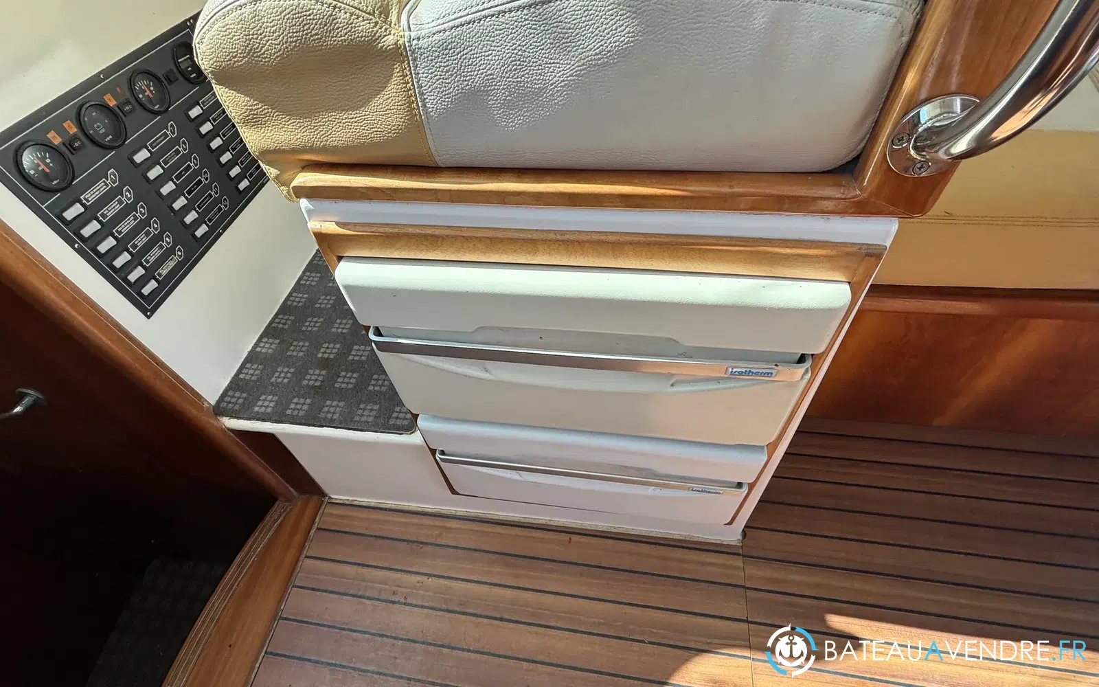 slider 28 Uniquest Marine Navistar 31