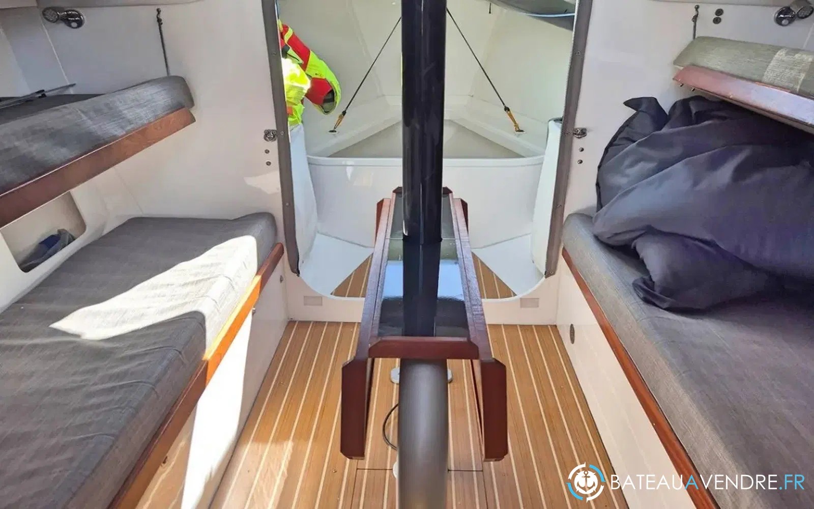 slider 10 J Boats 121 DARKWOOD