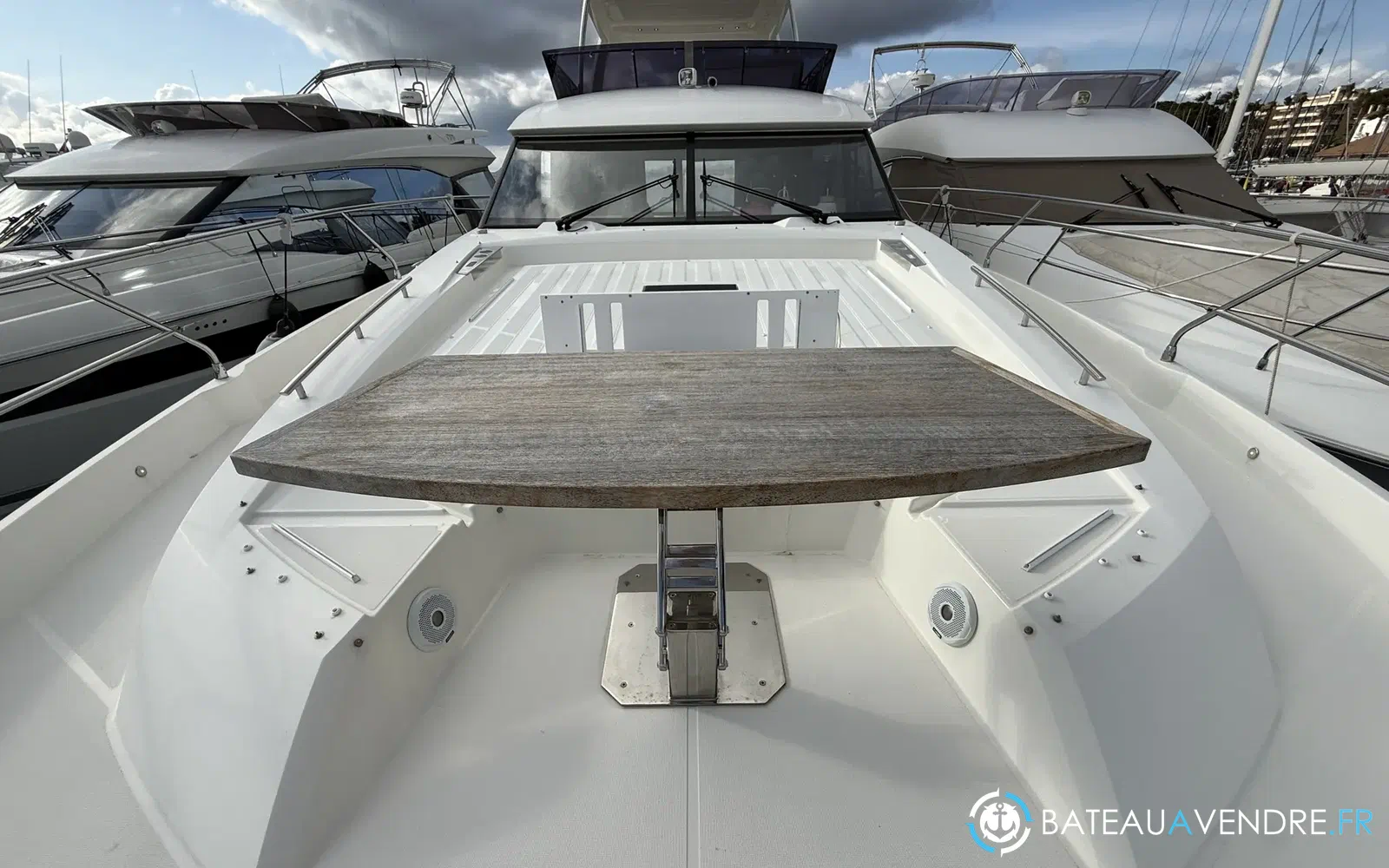 slider 28 Jeanneau Prestige 590