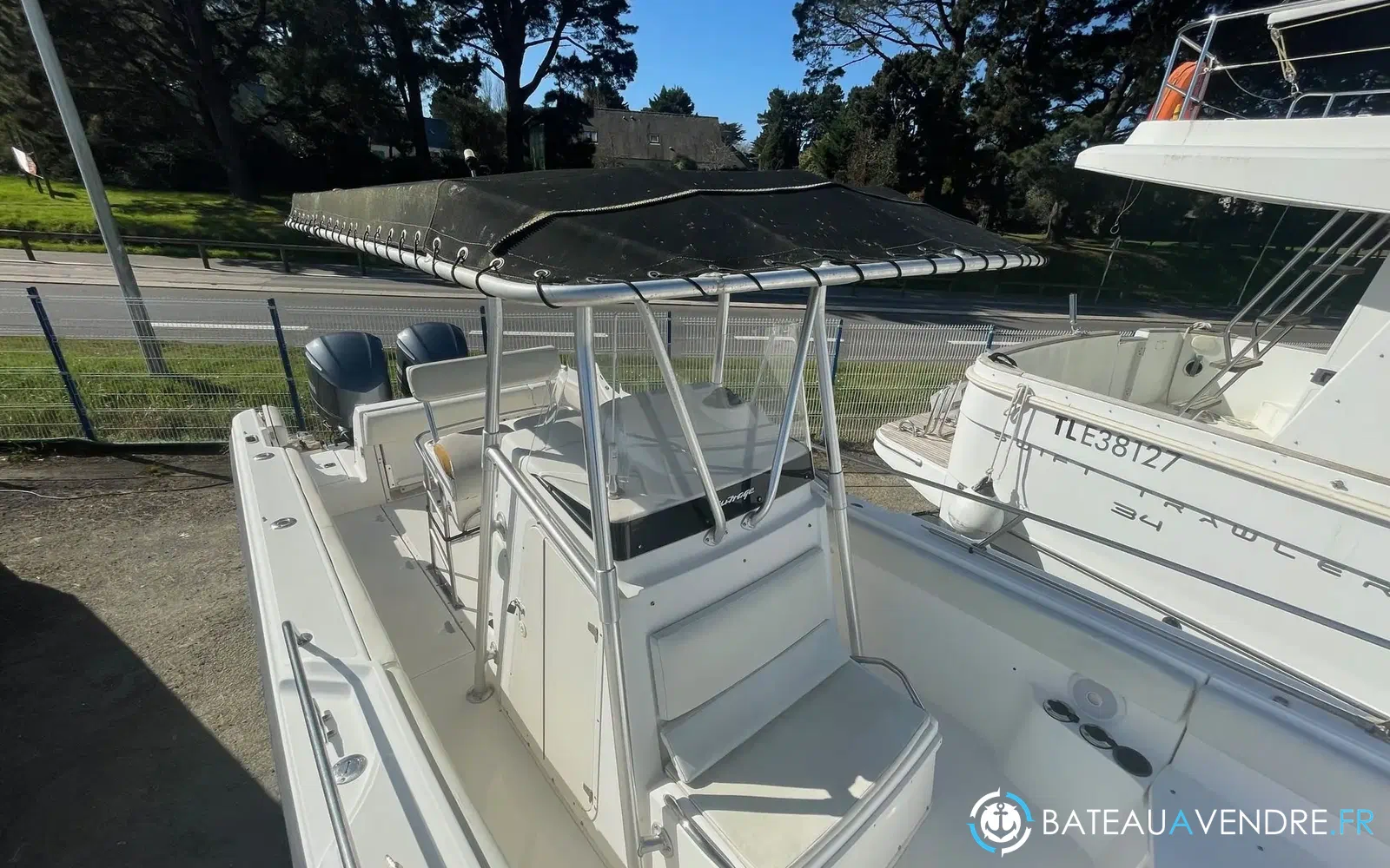slider 3 Boston Whaler 260 Outrage