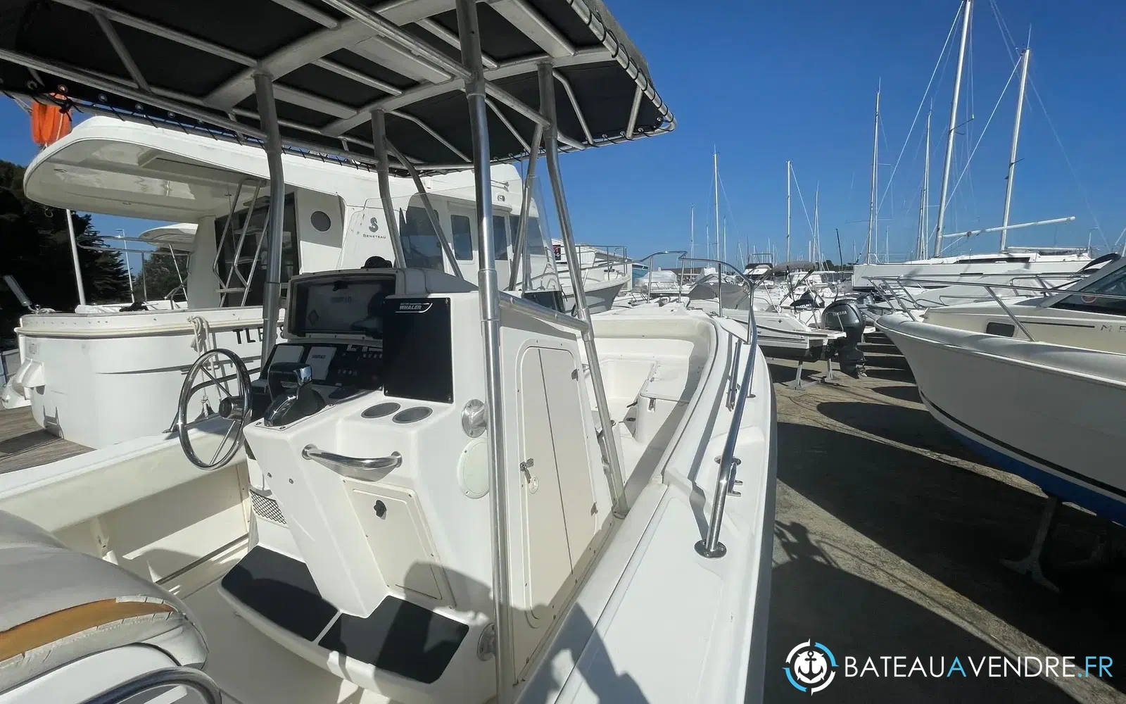 slider 5 Boston Whaler 260 Outrage