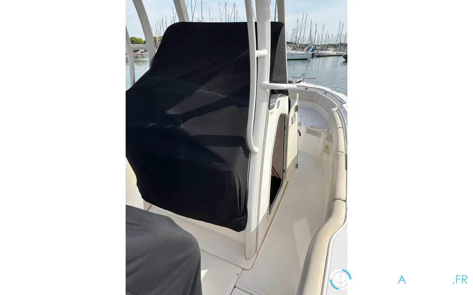 slider 10 Boston Whaler 230 Outrage