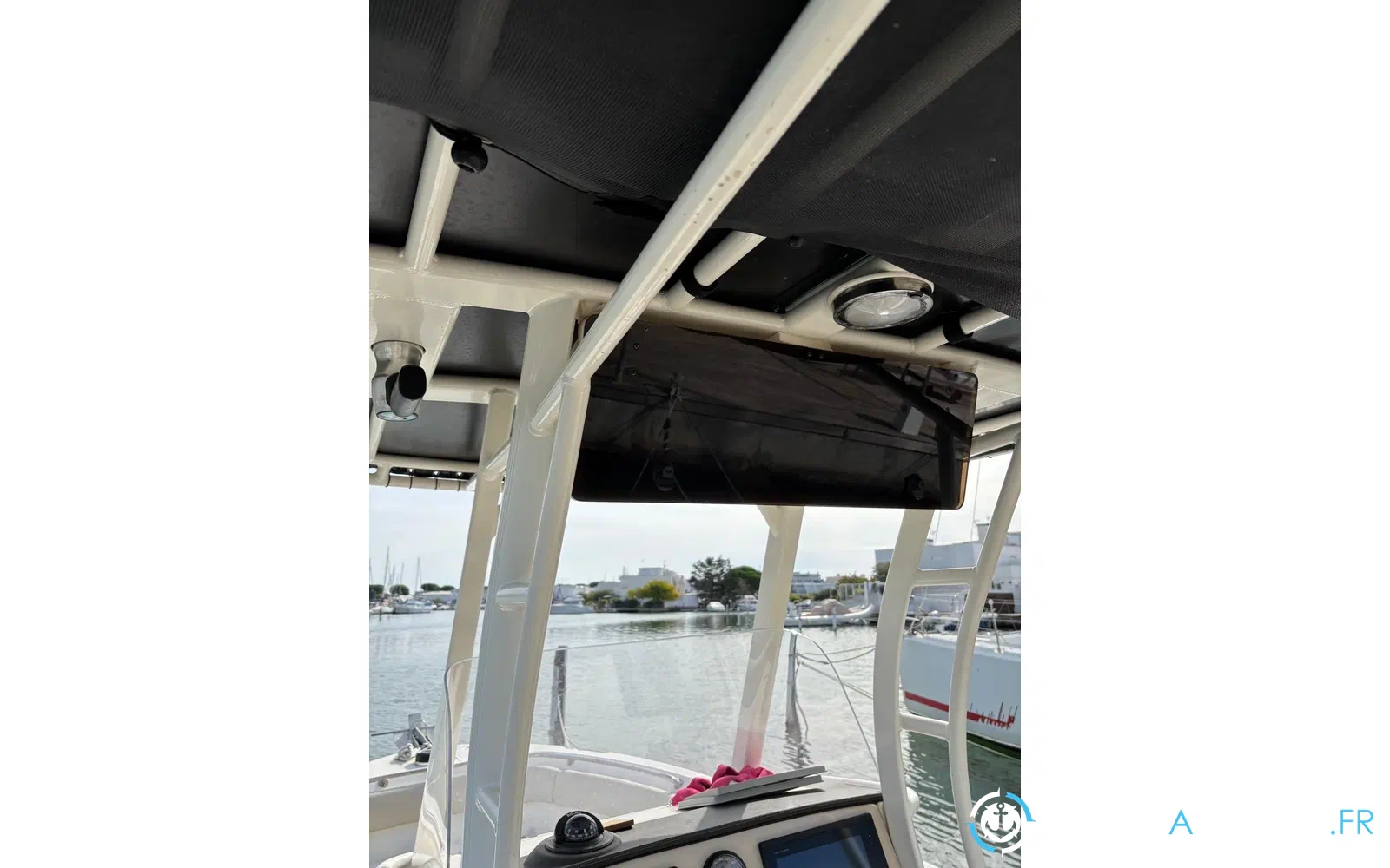 slider 4 Boston Whaler 230 Outrage